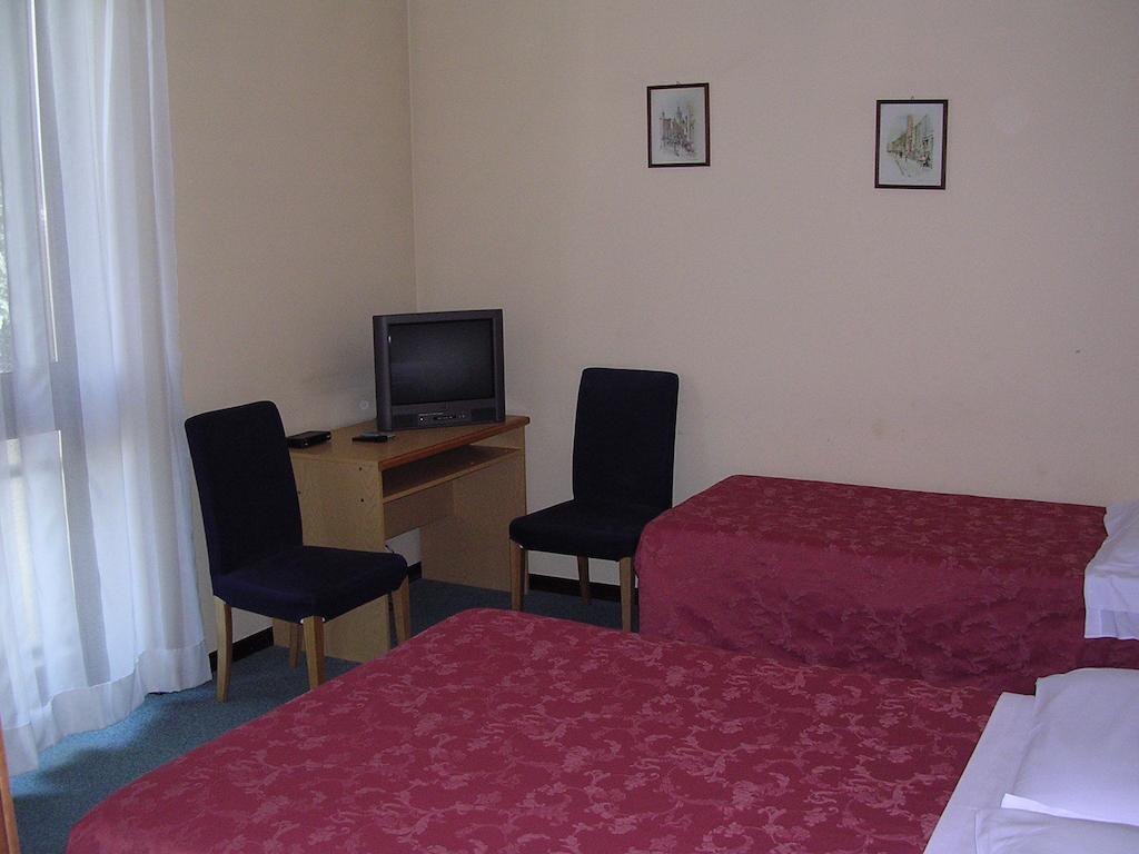 Cerrutihotel Vercelli Bilik gambar