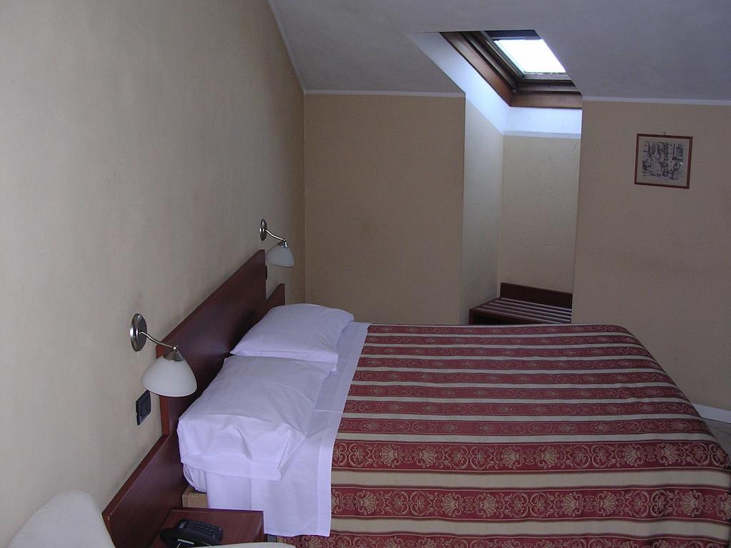Cerrutihotel Vercelli Bilik gambar