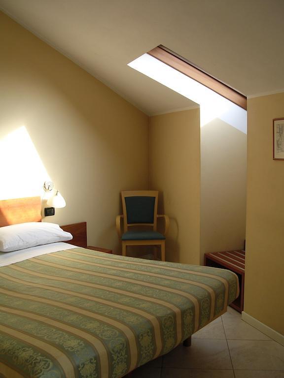 Cerrutihotel Vercelli Bilik gambar