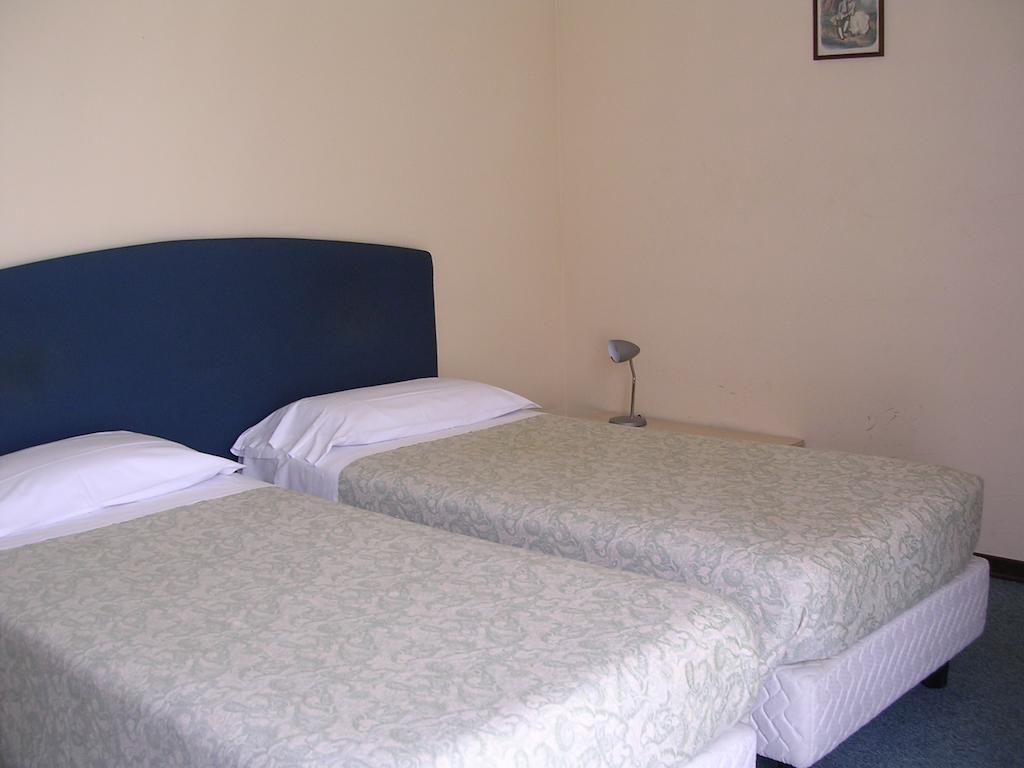 Cerrutihotel Vercelli Bilik gambar